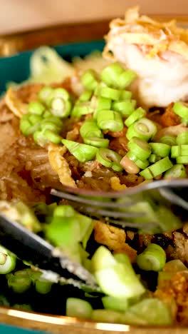 mezclando ingredientes para un sabroso plato tailandés