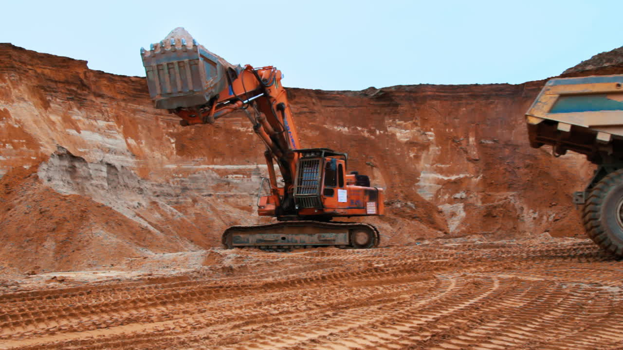 excavadora cargando arena en el camión de descarga. excavador de oruga excavando el suelo