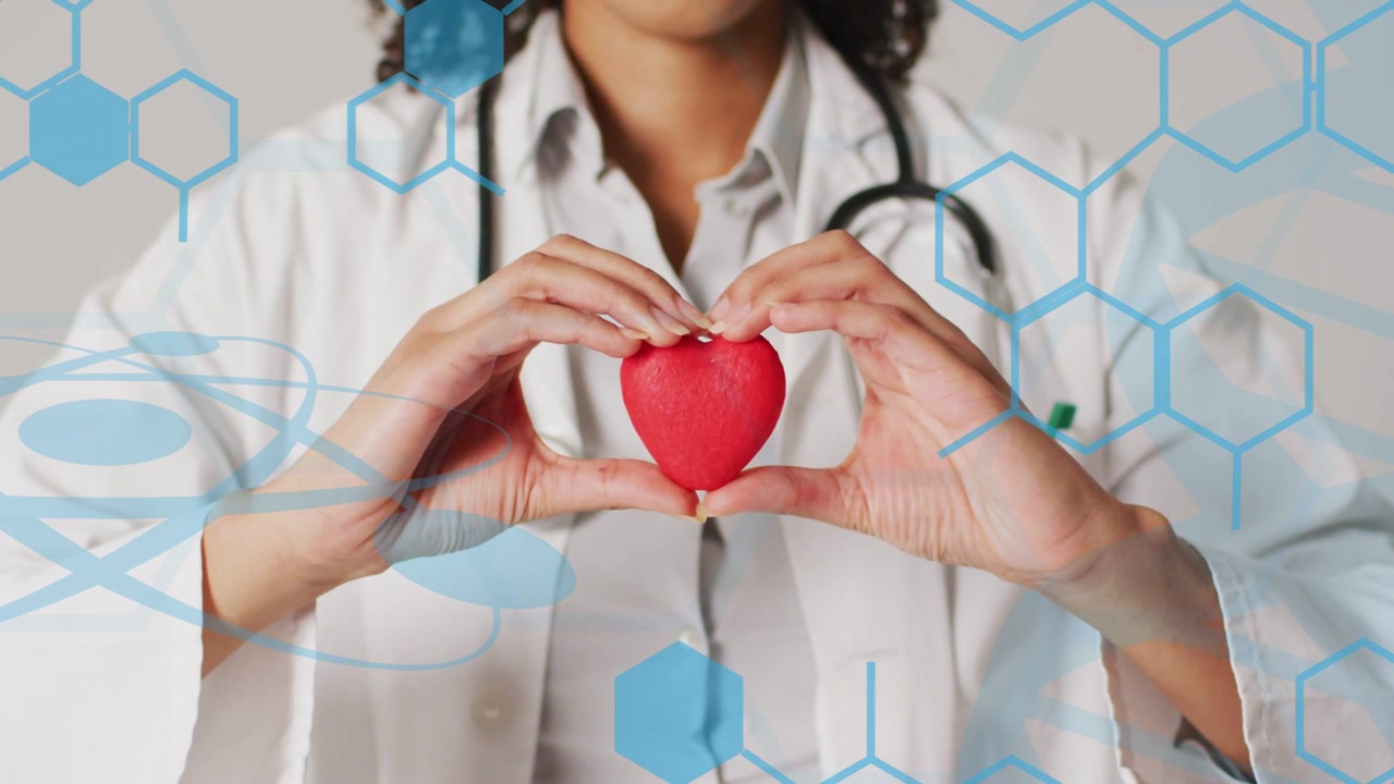 Doctor sosteniendo un corazón rojo y estabilizándolo mientras la cámara hace zoom, con hexágonos de ADN azules que acentúan la salud cardíaca.