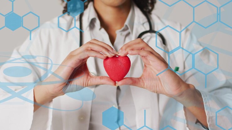 Doctor sosteniendo un corazón rojo y estabilizándolo mientras la cámara hace zoom, con hexágonos de ADN azules que acentúan la salud cardíaca.