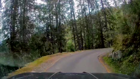 vagabundo conduciendo por carreteras estrechas, peligrosas y curvas de montaña