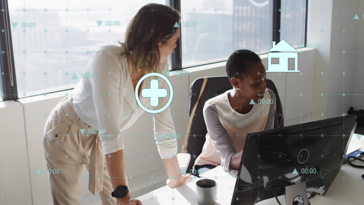 animación de iconos ecológicos y procesamiento de datos sobre diversos empresarios en la oficina