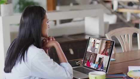 Mujer-Caucásica-Usando-Una-Computadora-Portátil-En-Videollamada-Con-Colegas-Que-Trabajan-Desde-Casa