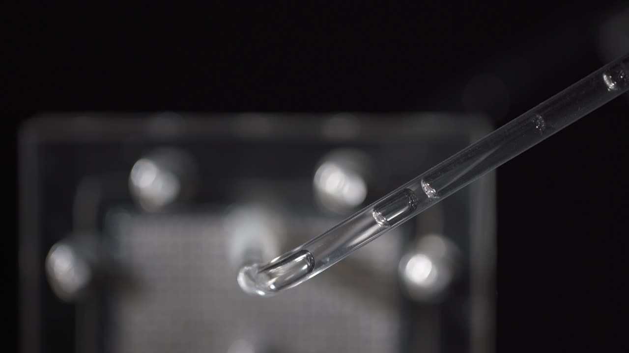 튜브 위로 움직이는 기포