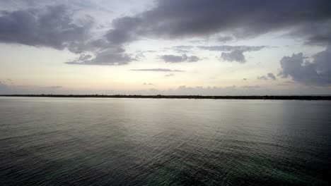 Vista-De-Drones-Del-Cielo-Nublado-Ennegrecido-Sobre-La-Isla-De-Agua-De-La-Playa