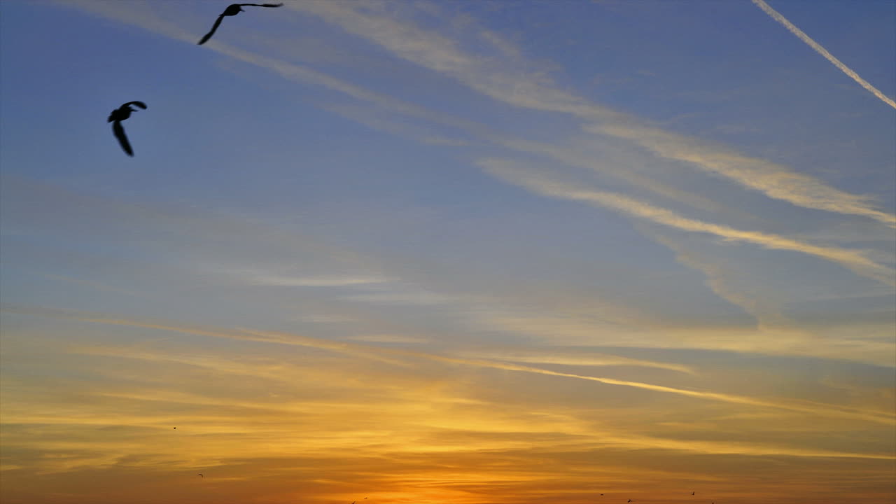 화려한 일몰 동안 구름의 시간 경과