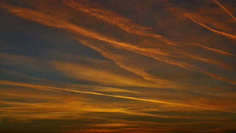 Time-lapse-of-clouds-during-a-colorful-sunset