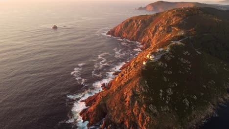 Luftaufnahme-Landschaft-Sonnenuntergang-Kap-Finesterre-Cabo-Fine-Terra-Das-Ende-Der-Erde-Reiseziel-Im-Norden-Spaniens-Galicien