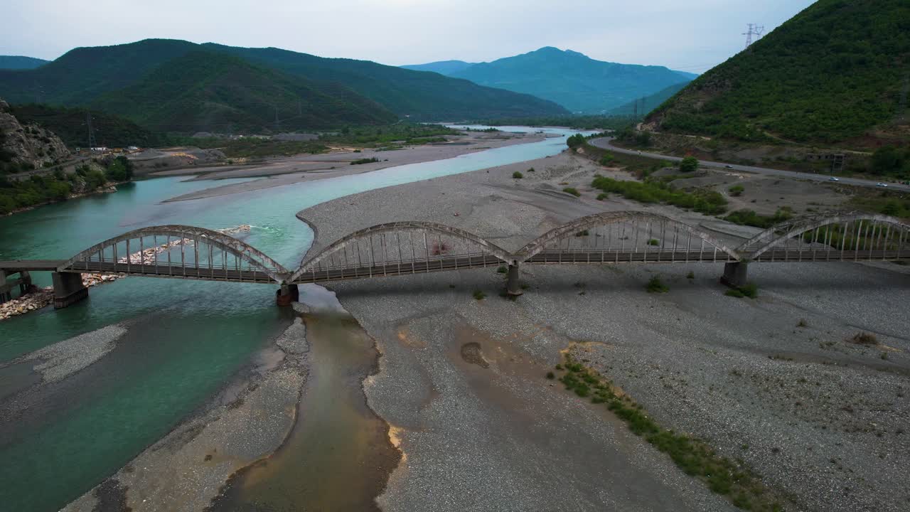 유산 보호: 침식으로 인해 알바니아의 매트 강을 가로지르는 역사적인 다리 아치가 위협을 받고 있습니다.