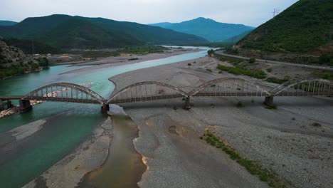 Protección-Del-Patrimonio:-La-Erosión-Amenaza-Los-Arcos-Del-Puente-Histórico-Sobre-El-Río-Mat-En-Albania-Debido-A-La-Explotación-De-Arena