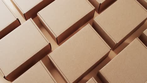 video de cajas de cartón con espacio de copia sobre fondo marrón