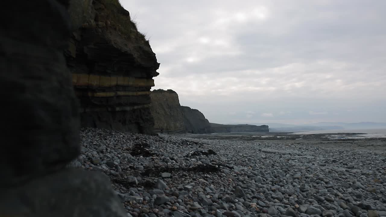절벽으로 둘러싸인 영국 남부의 돌 해변