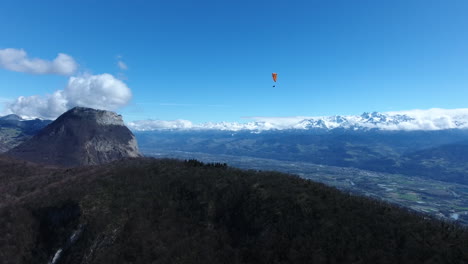 Hombre-En-Parapente-Sobre-Los-Alpes-Franceses-De-Grenoble-Vista-Aérea-De-Drones