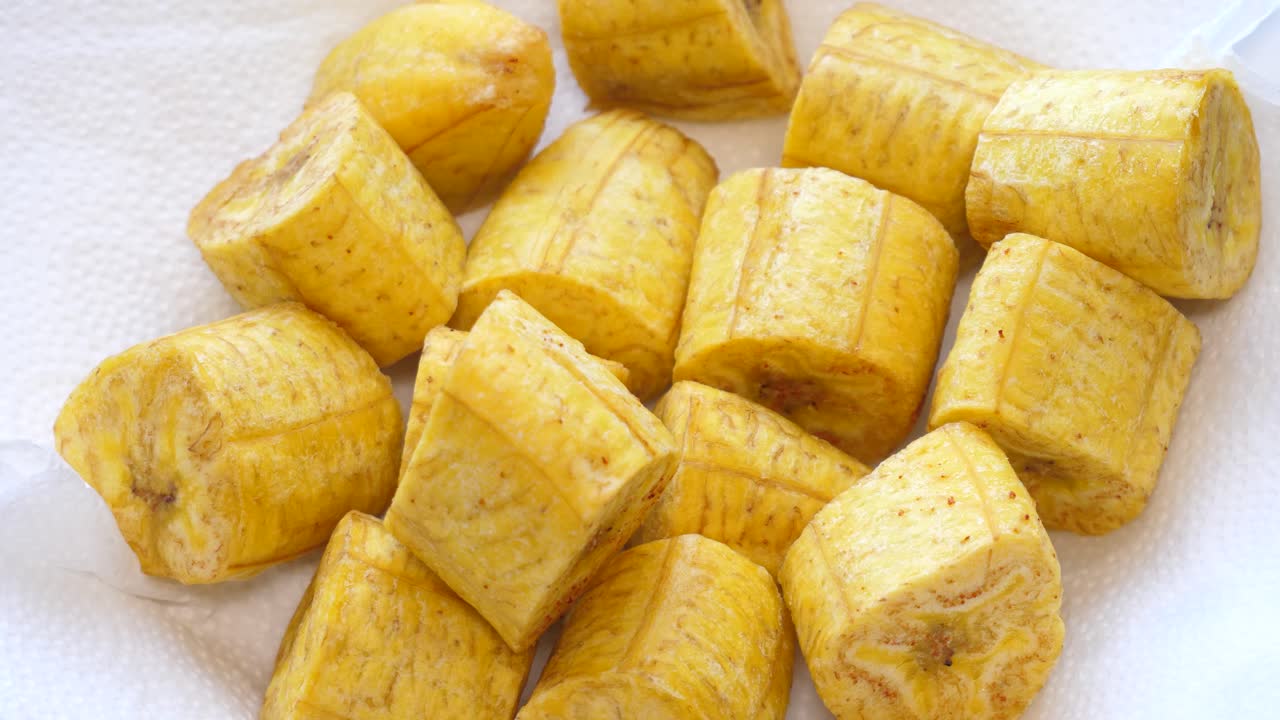 타치노를 부술 준비가 된 튀긴 바나나. 2