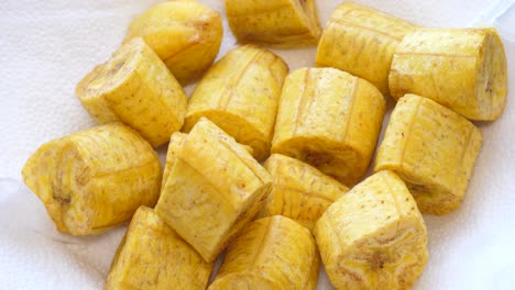 plátanos fritos listos para aplastar para tachinos. 2