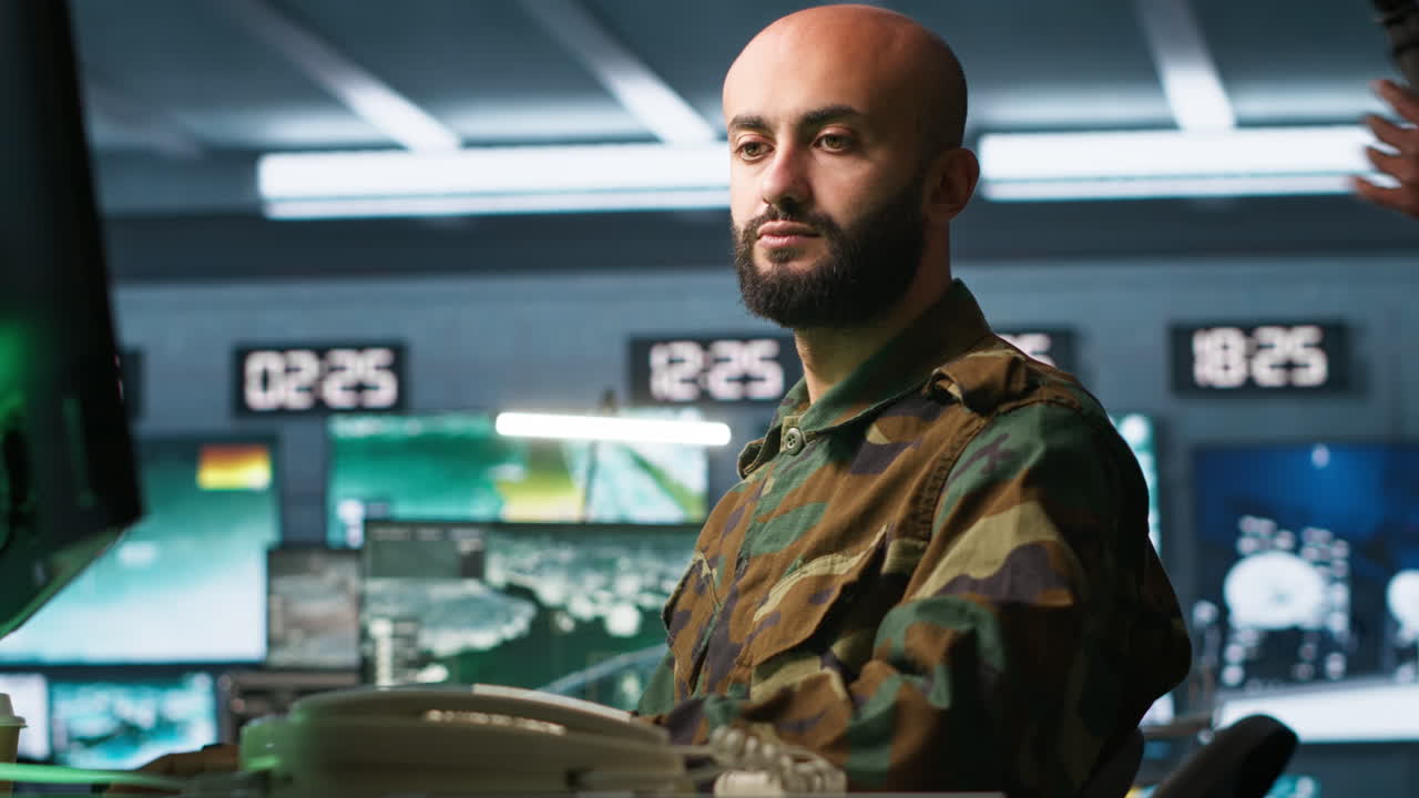 oficial usando equipo de monitoreo en la base de operaciones en el enemigo