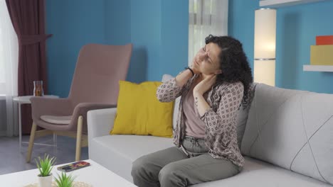 mujer joven con dolor de cuello.