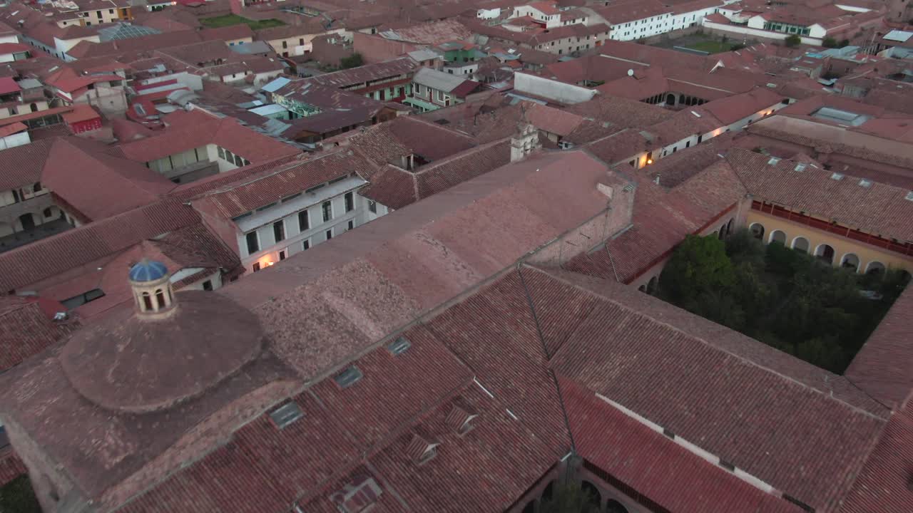 imágenes aéreas diurnas de drones 4k sobre casas coloniales españolas desde el centro de la ciudad de cusco, perú durante el bloqueo del coronavirus