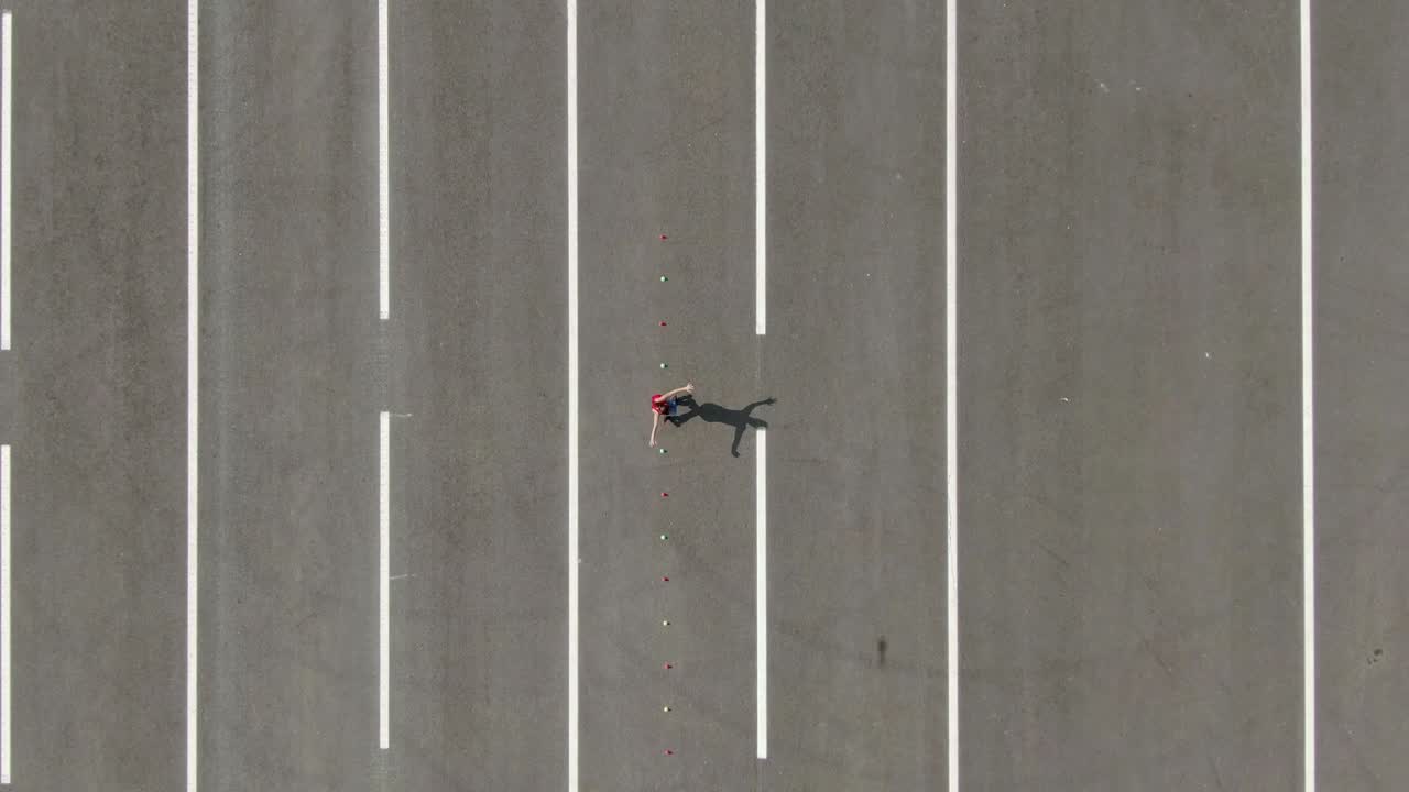 야외 롤러 코칭: 롤러 스케이트를 타고 다니는 여자 선수, 코너를 돌아다니는 여자 스포츠 선수, 공중 뷰, 4k, 10bit, prores