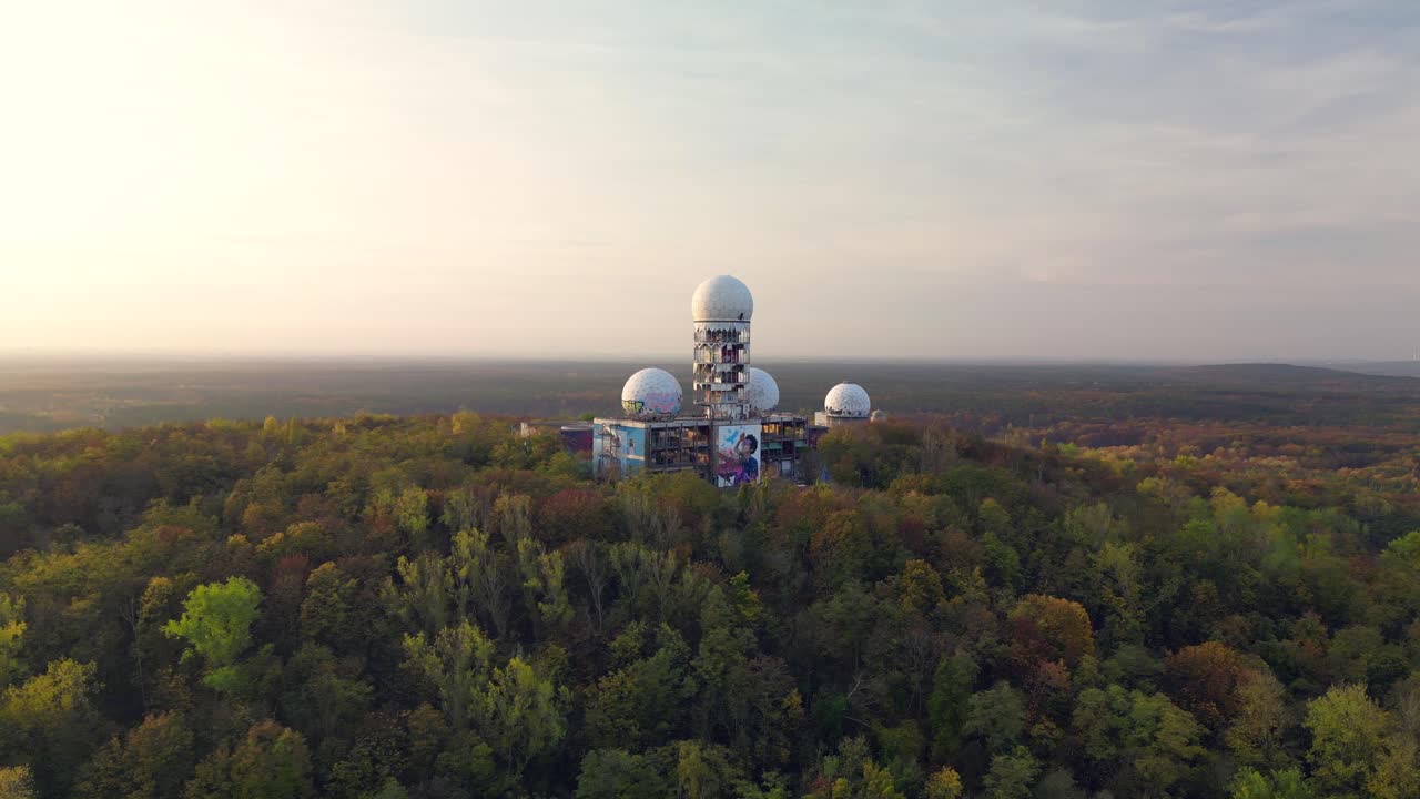 amanecer en la montaña desierta solitaria