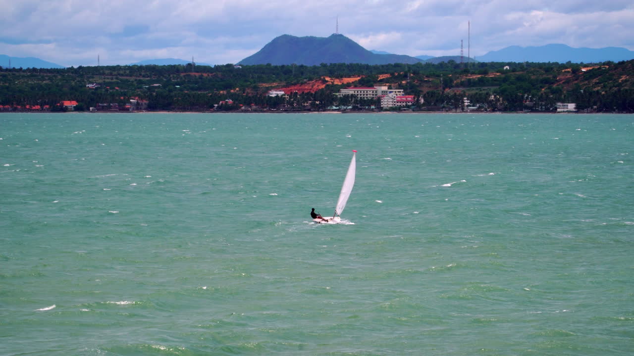 푸른 바닷물과 함께 열대 낙원에서 강풍을 타고 항해하는 사람, 두 번째 선원과 합류