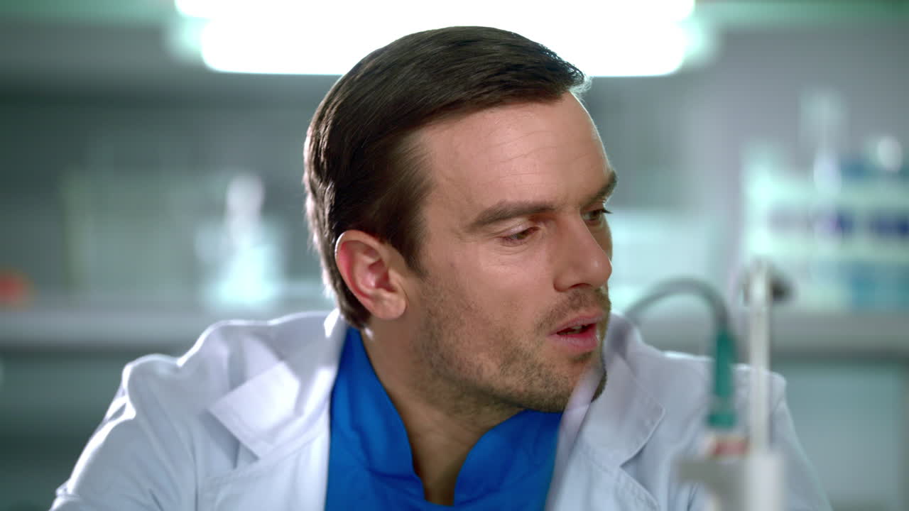 hombre bostezando. primer plano del médico bostezando en bata blanca. retrato del médico cansado