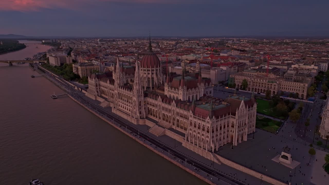 Vista aerea del Palazzo del Parlamento Ungherese al crepuscolo a Budapest