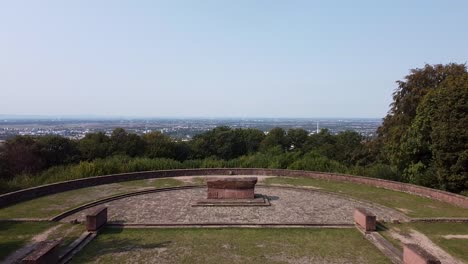 Vista-Aérea-De-Drones-De-Heidelberg-Desde-Ehrenfriedhof-Heidelberg---Un-Cementerio-De-Entierro-Para-Soldados-Alemanes