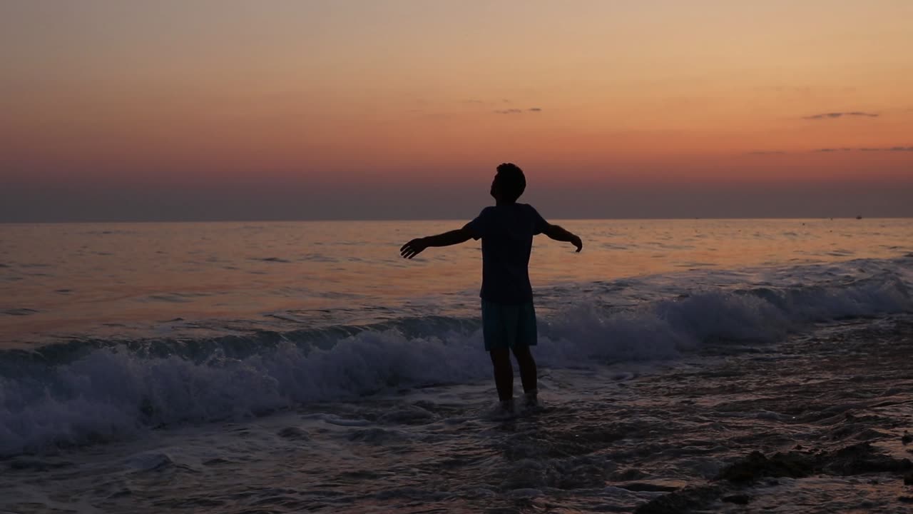 tristeza joven en el atardecer
