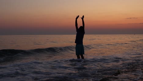 tristeza joven en el atardecer