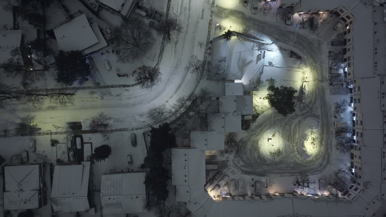 La neve notturna copre Meadowvale a Mississauga; serena veduta aerea invernale