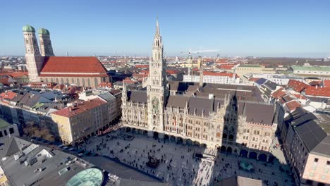 múnich estableciendo una toma de la abarrotada marienplatz con el ayuntamiento y la frauenkirche