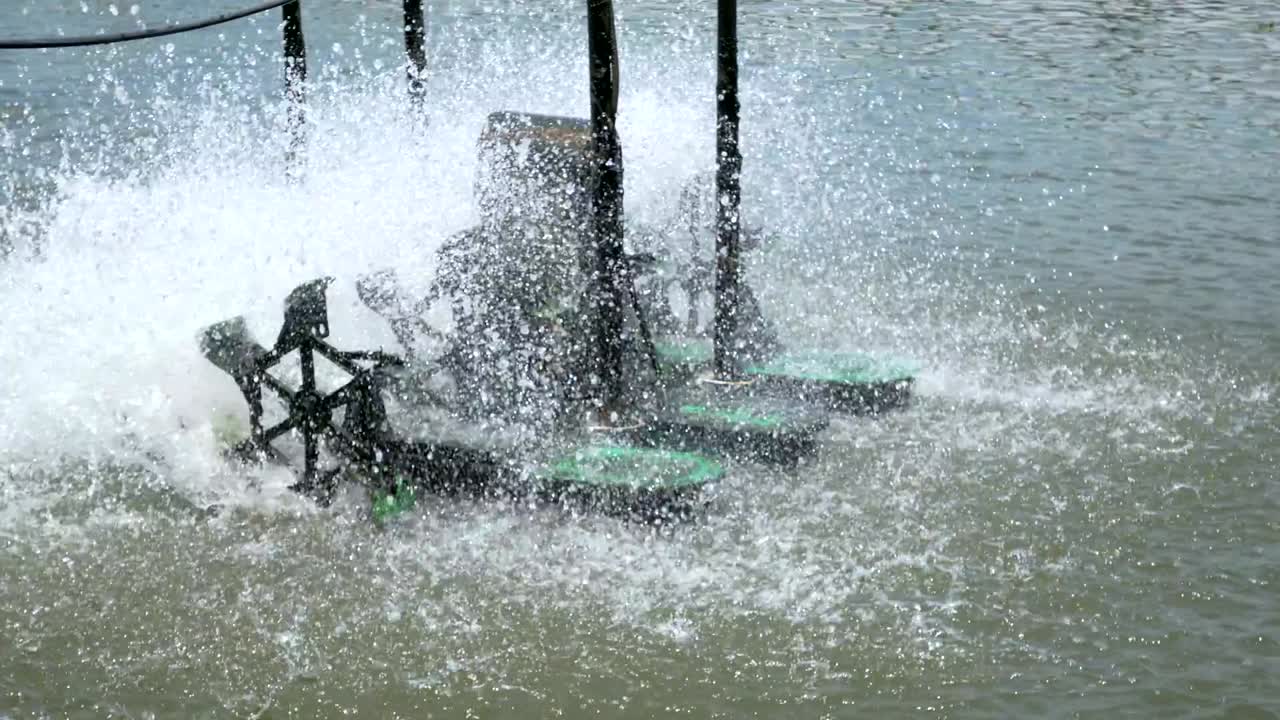 환경 소리와 함께 청소 및 처리를 위해 물 터빈 회전