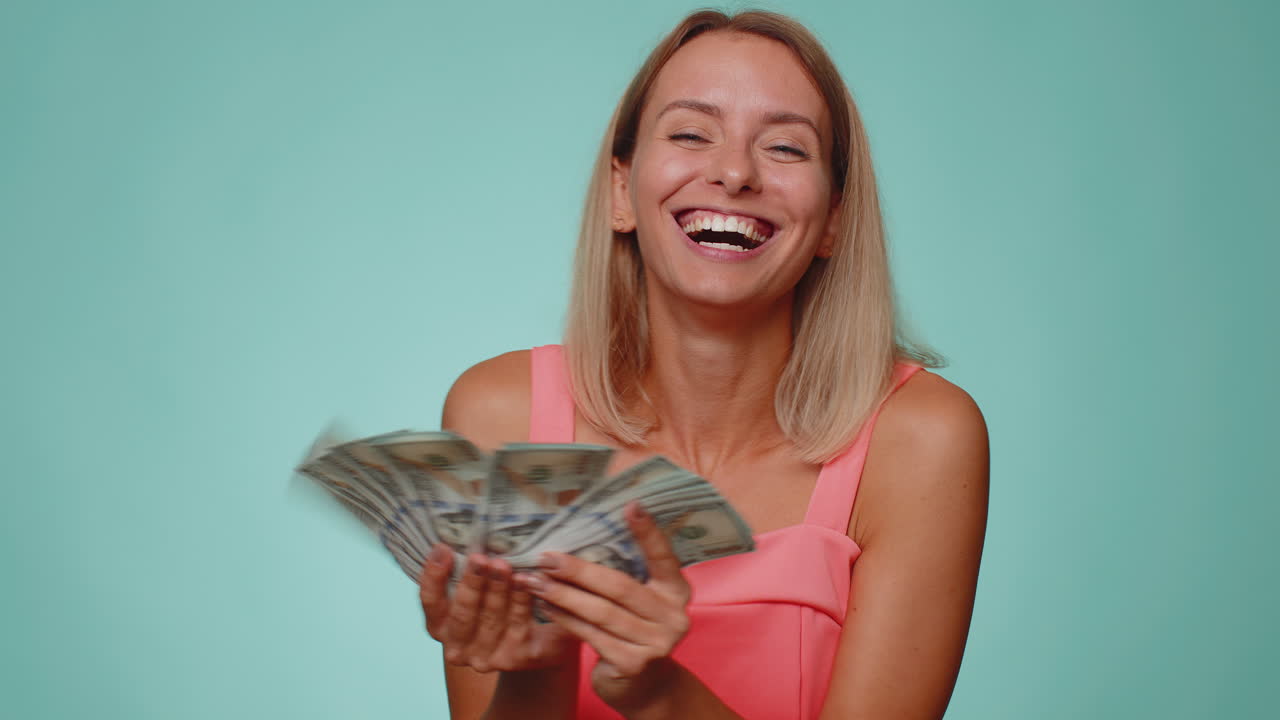Rijke, tevreden leidinggevende vrouw zwaait met dollarbiljetten, succesvolle zakelijke carrière, loterijwinnaar met groot inkomen.