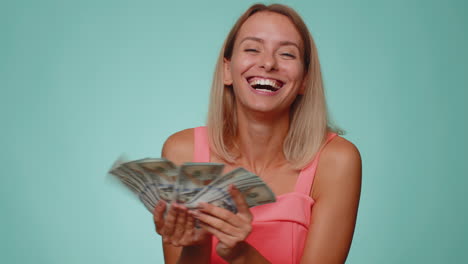 reiche, zufriedene chefin, eine frau, die mit geld winkt, dollar, bargeld, erfolg, geschäftskarriere, lottogewinner, großes einkommen.