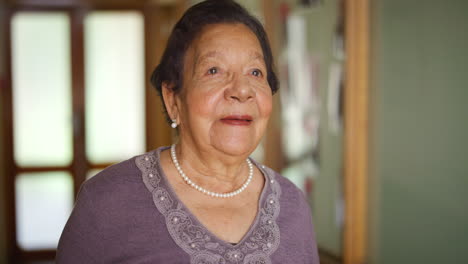 mujer mayor en la jubilación pensando en la vida