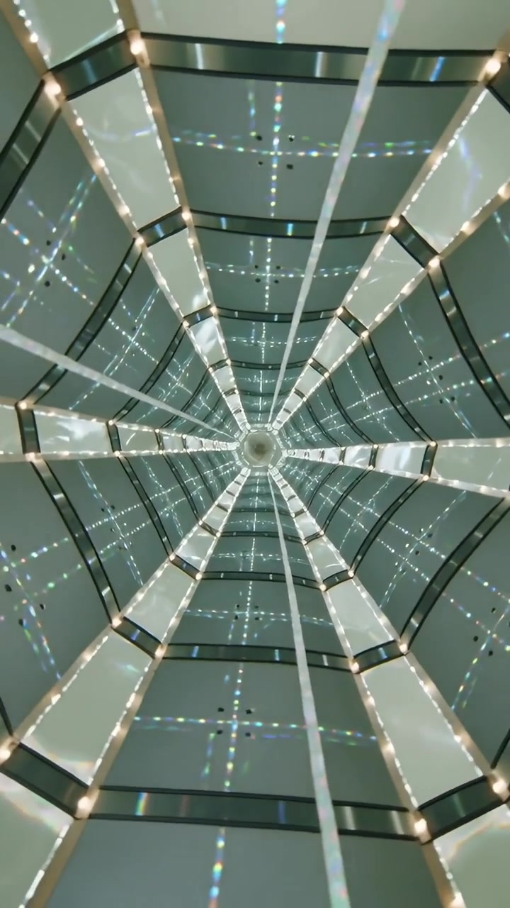 Video verticale: Inclinando il telefono si riprende un atrio ottagonale sotto un lucernario, creando un luccichio dai LED.