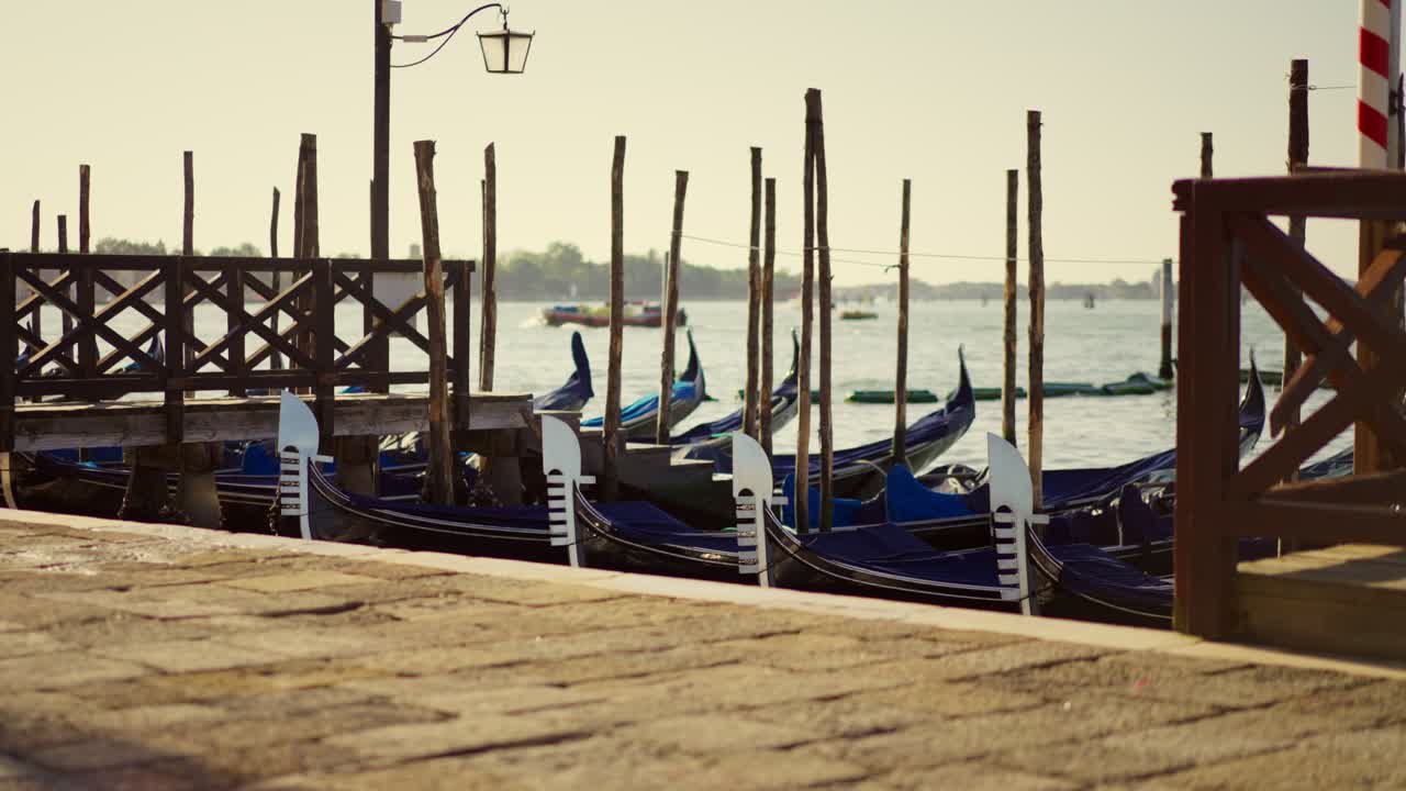 góndolas, barcos típicos de venecia, moviéndose en el agua en la laguna cerca de la plaza principal