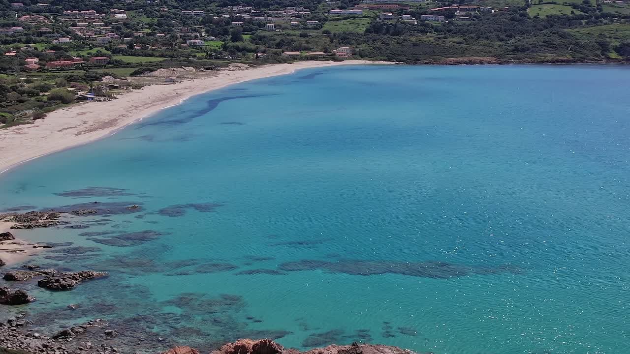 Vista panoramica della costa della Corsica in una giornata di sole