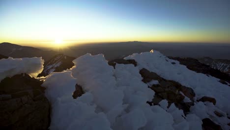 cima helada de la montaña al atardecer