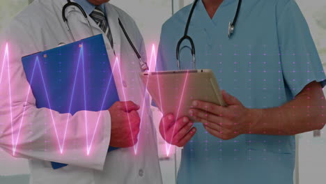 animación de ritmo cardíaco montior contra la sección media de médico masculino y trabajador de la salud discutiendo