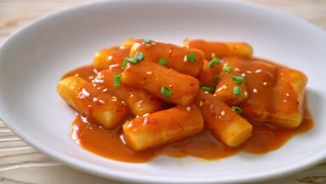 korean rice cake stick in spicy sauce - tteokbokki