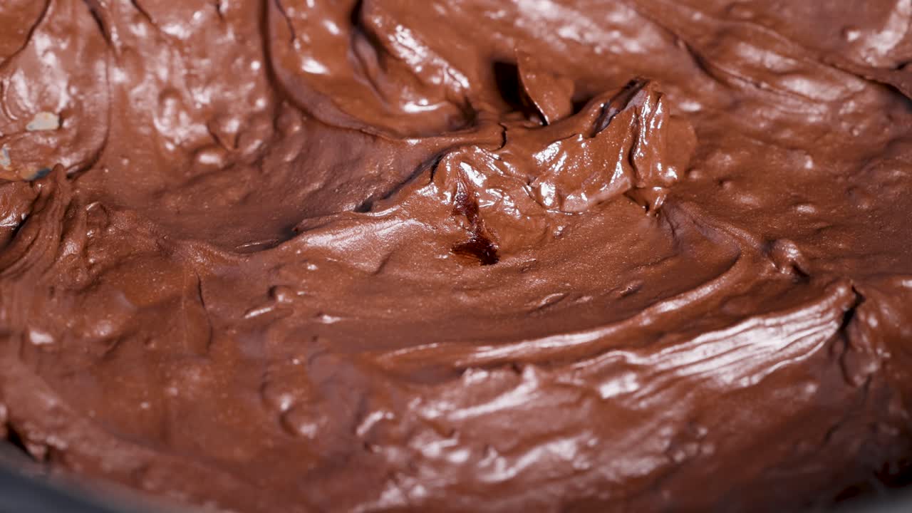 chocolate derretido suave que se agita y se mezcla a fondo