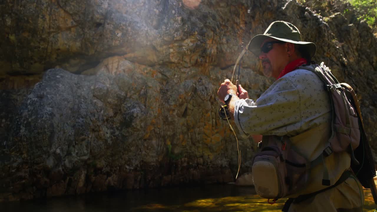 pescador pescando con la mosca en el río