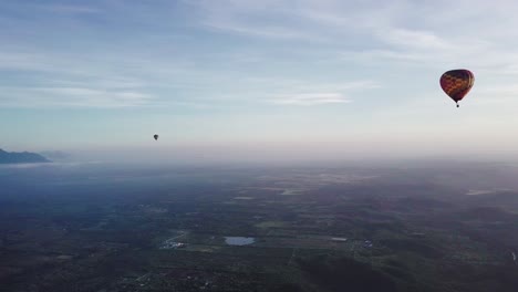 Globo-Aerostático,-Montañas-De-Sierra-Madre,-Montemorelos,-Méjico,-Toma-Escénica-De-Drones