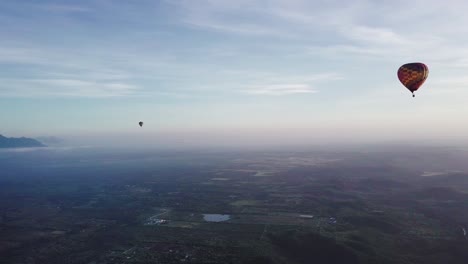 globo aerostático, montañas de sierra madre, montemorelos, méjico, toma escénica de drones