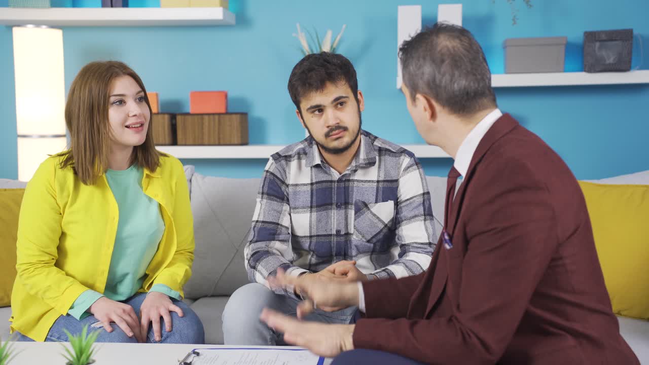 un agente de bienes raíces que vende una casa amueblada.