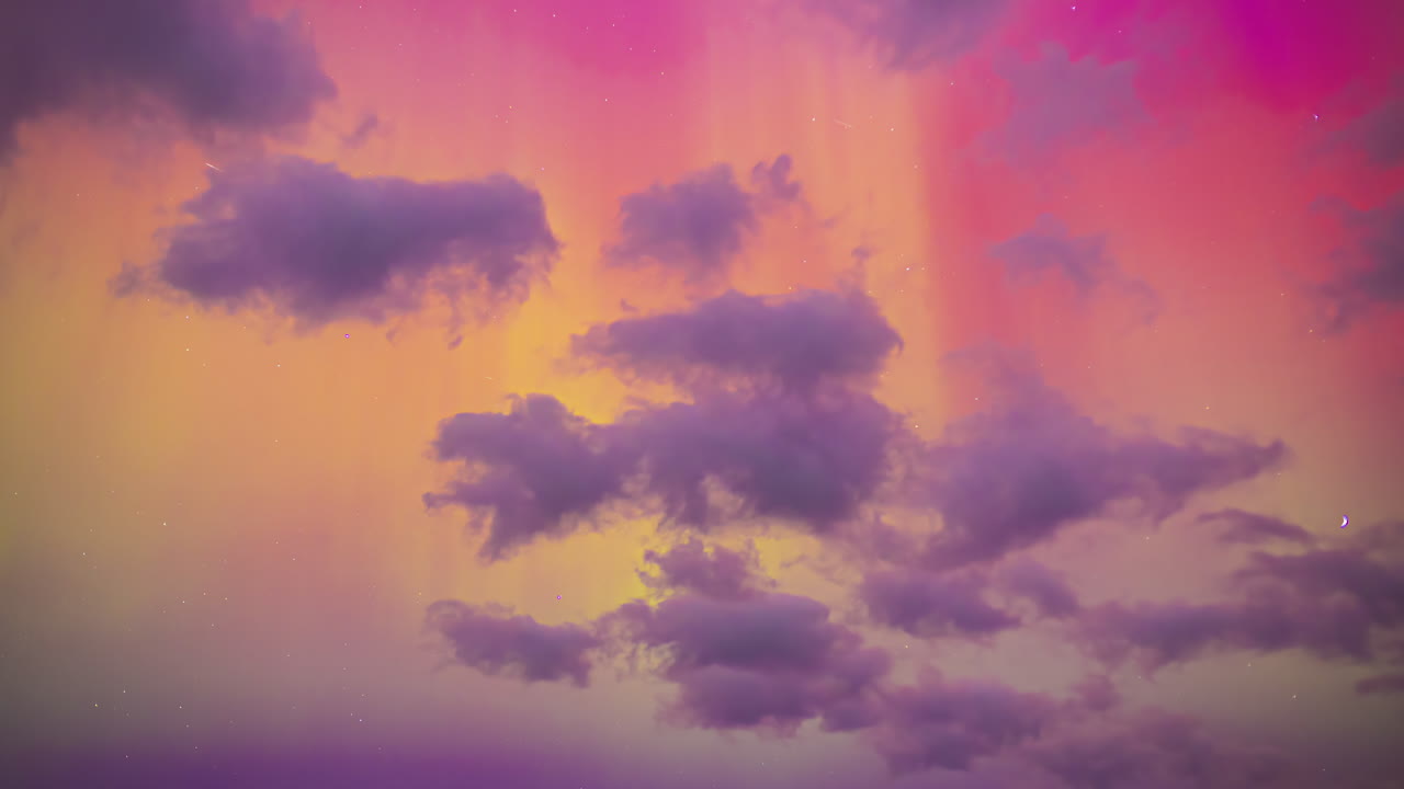 aurora boreal en el cielo y a través de las nubes - cielo sólo el lapso de tiempo