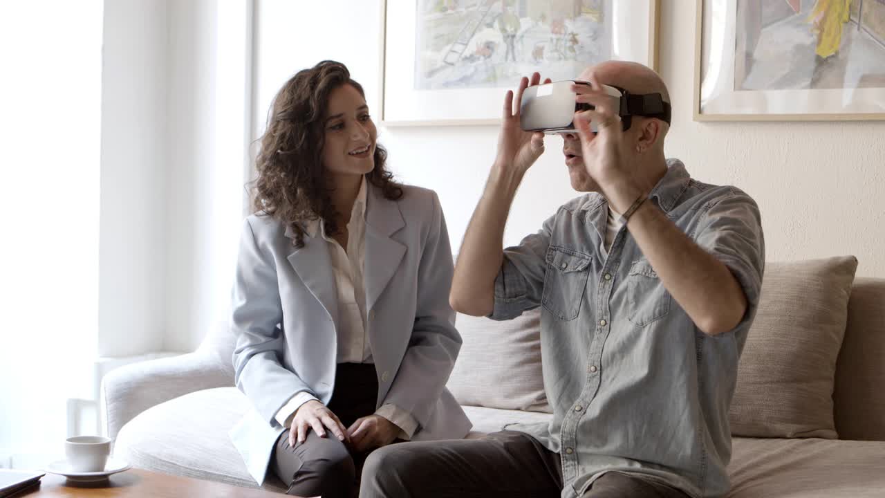 hombre calvo disfrutando de la experiencia vr en casa