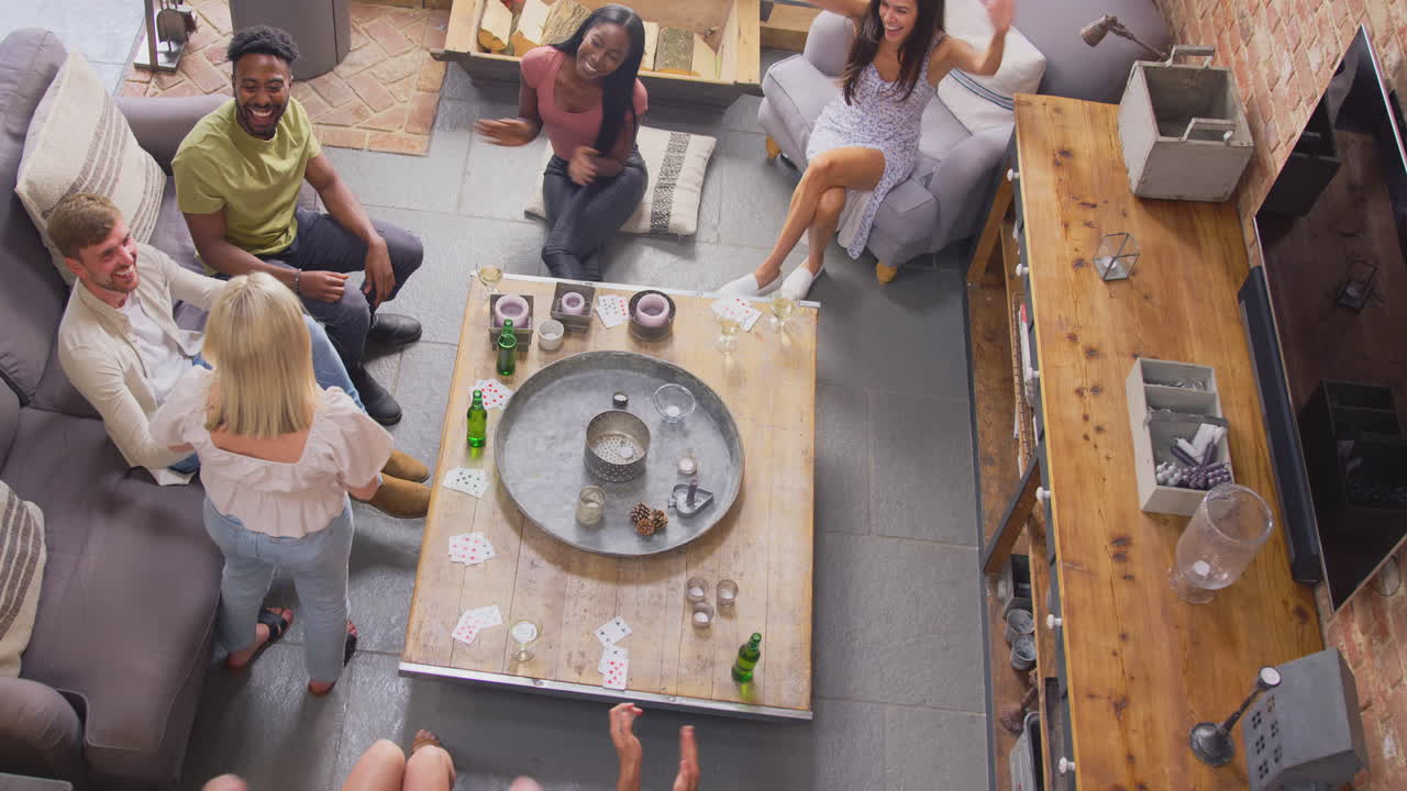 집에서 카드 놀이와 맥주와 와인을 마시는 다문화 친구 그룹의 오버헤드  ⁇